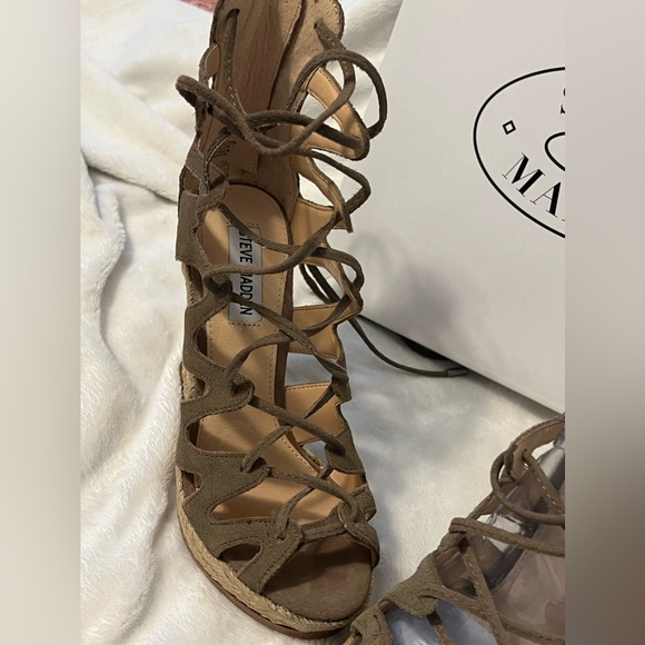 NWT Vintage Steve Madden Theea Women's Taupe Strappy Cut Out Wedge Sandals - Picture 3 of 5